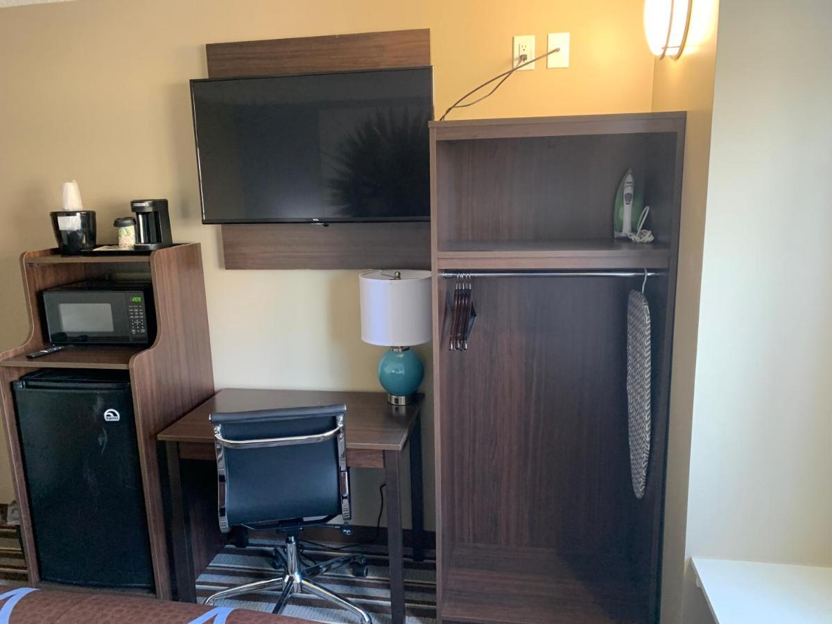 Super 8 By Wyndham Joliet Hotel Bagian luar foto