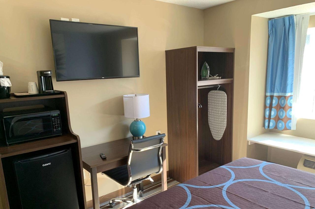 Super 8 By Wyndham Joliet Hotel Bagian luar foto