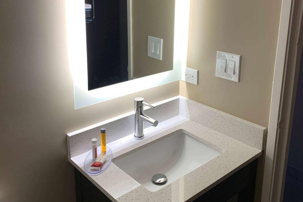 Super 8 By Wyndham Joliet Hotel Bagian luar foto