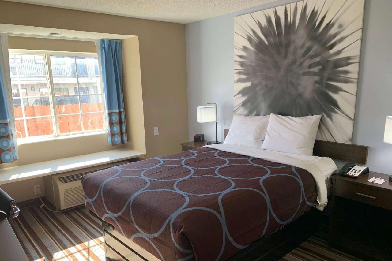 Super 8 By Wyndham Joliet Hotel Bagian luar foto