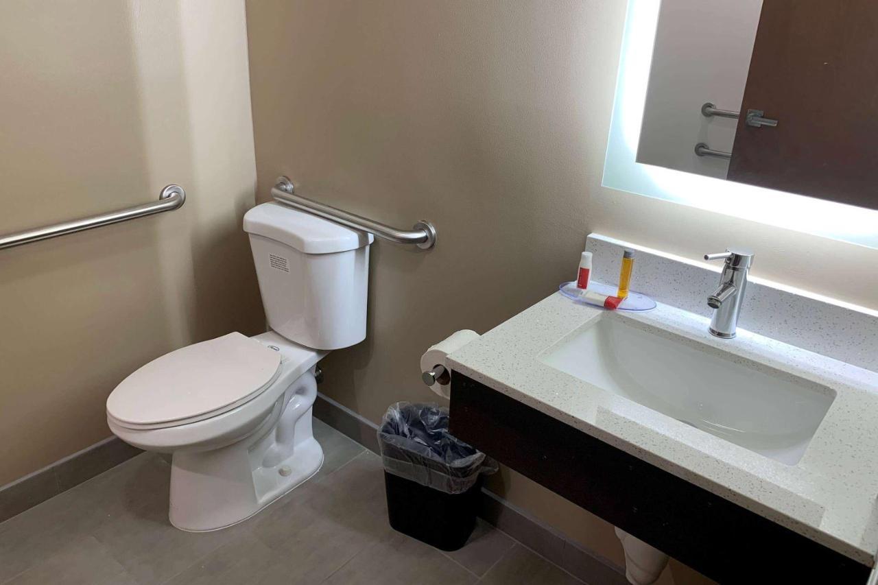 Super 8 By Wyndham Joliet Hotel Bagian luar foto