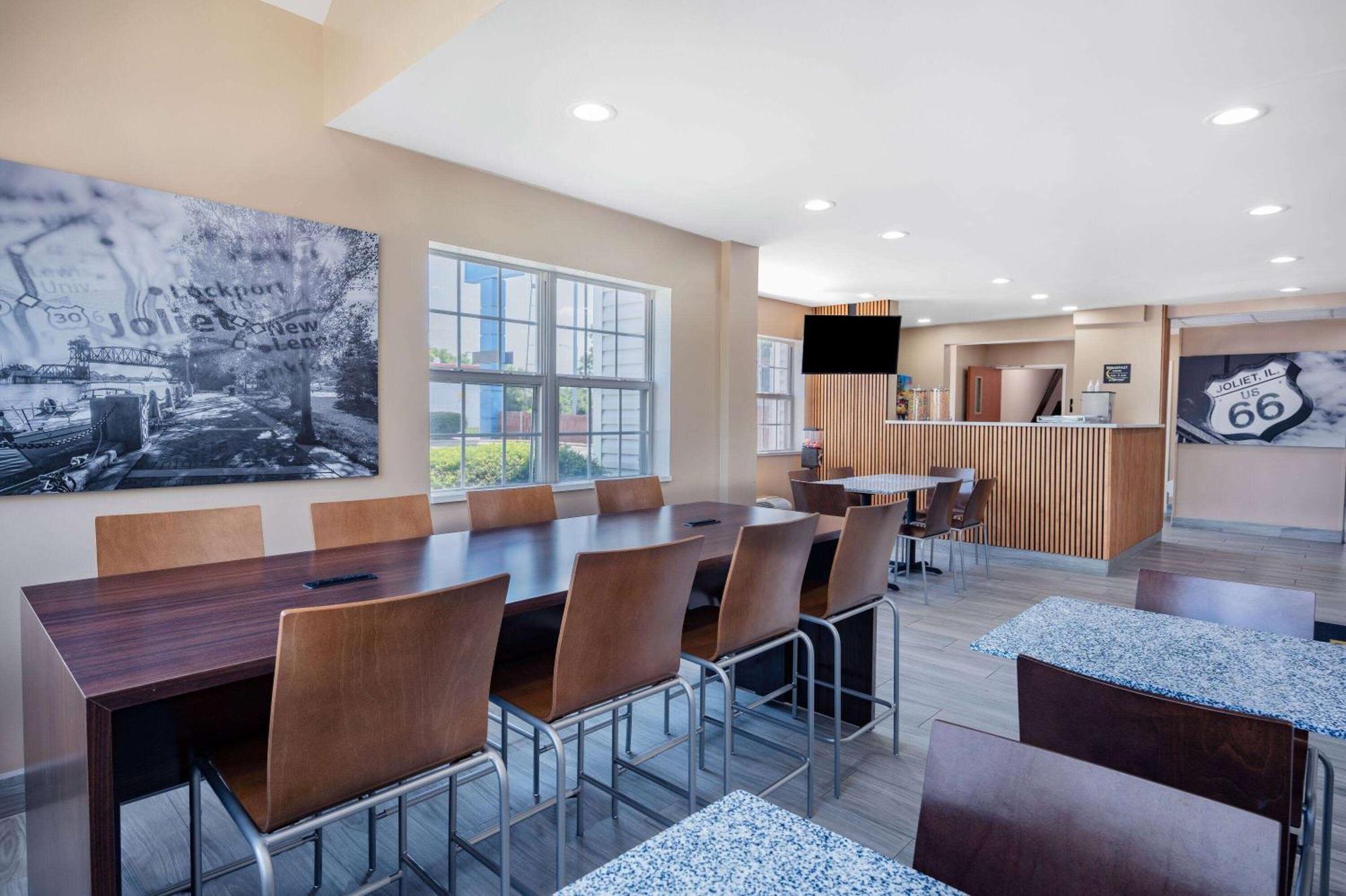Super 8 By Wyndham Joliet Hotel Bagian luar foto