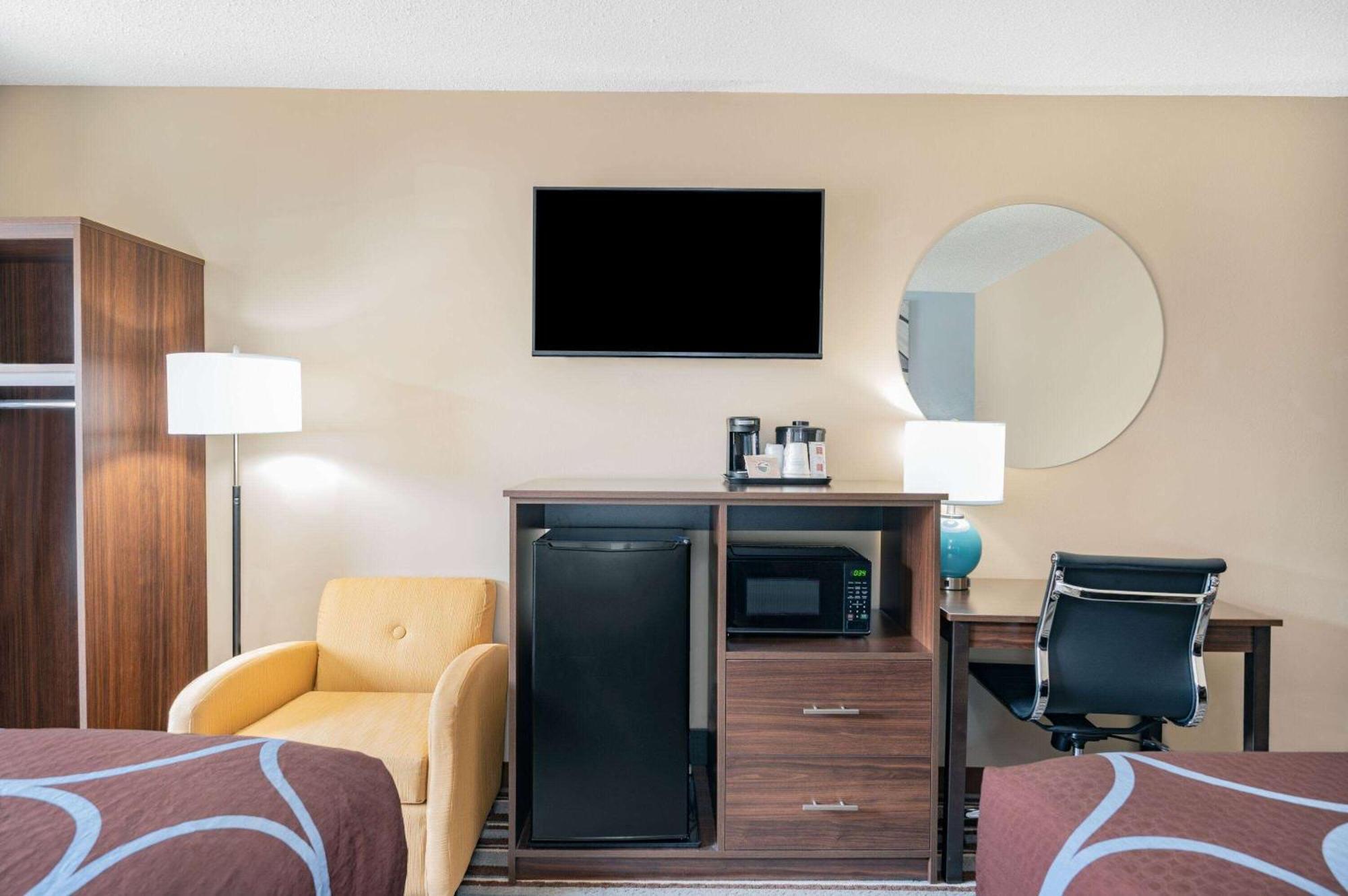 Super 8 By Wyndham Joliet Hotel Bagian luar foto