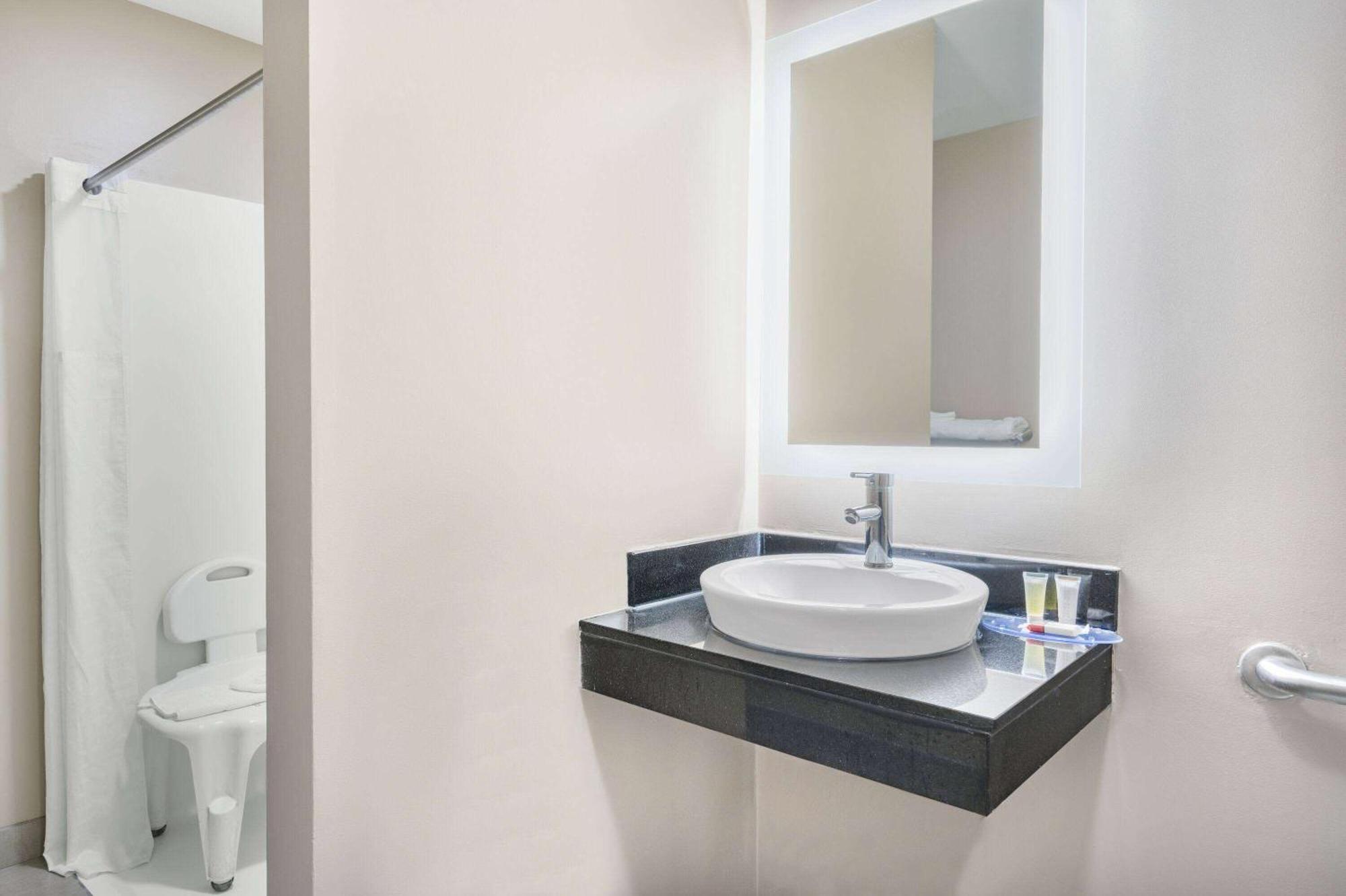 Super 8 By Wyndham Joliet Hotel Bagian luar foto