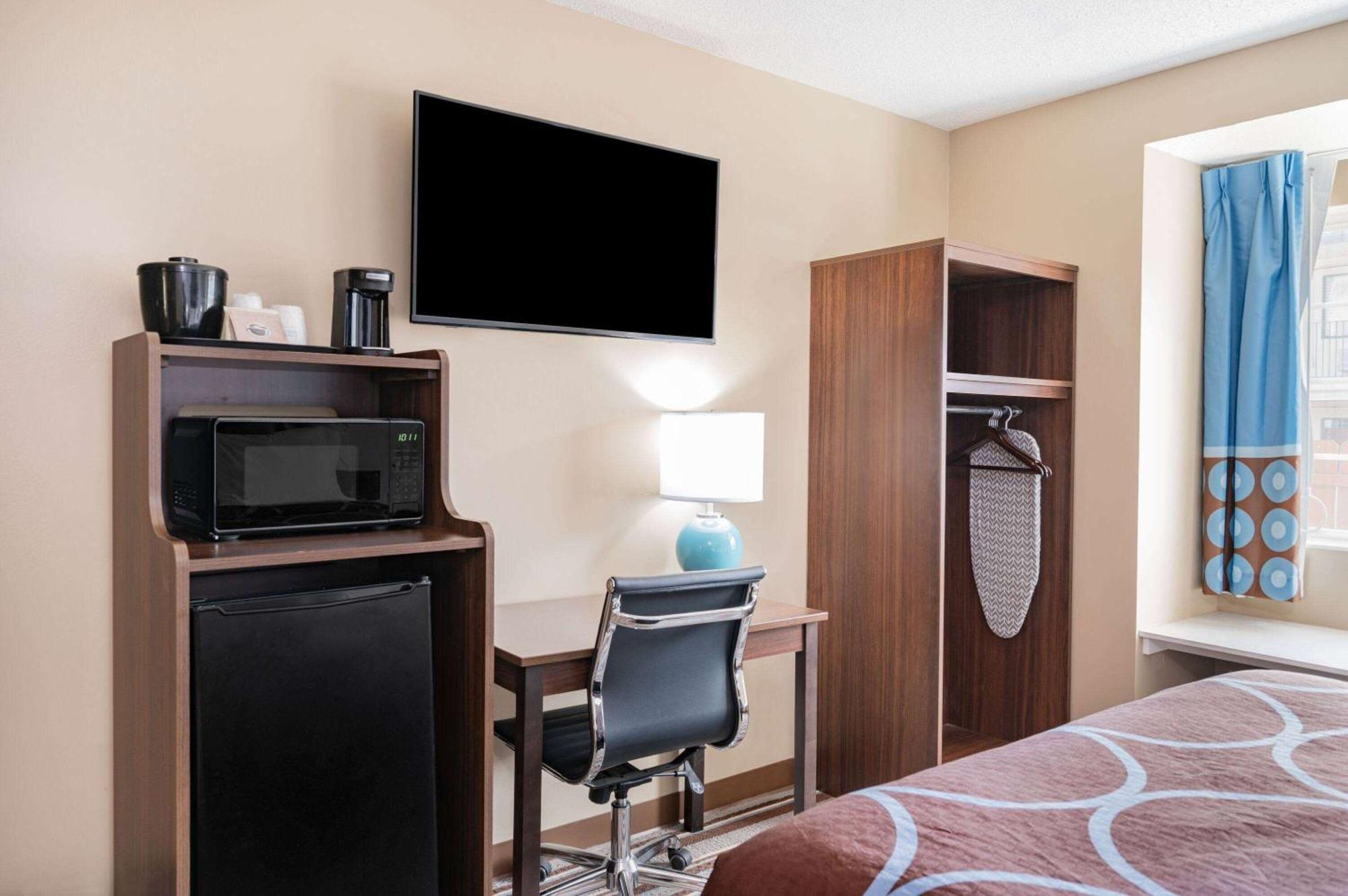 Super 8 By Wyndham Joliet Hotel Bagian luar foto