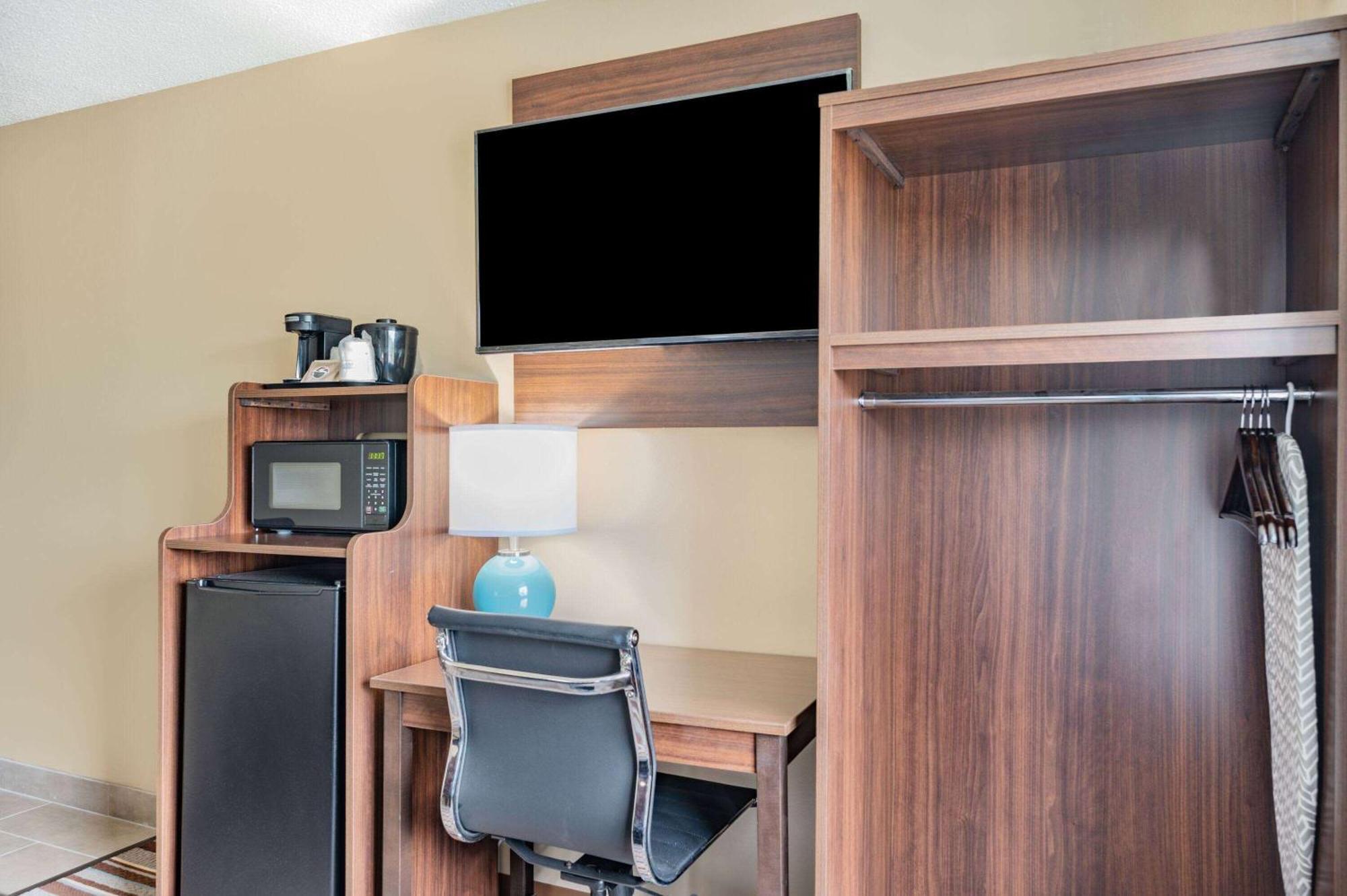 Super 8 By Wyndham Joliet Hotel Bagian luar foto
