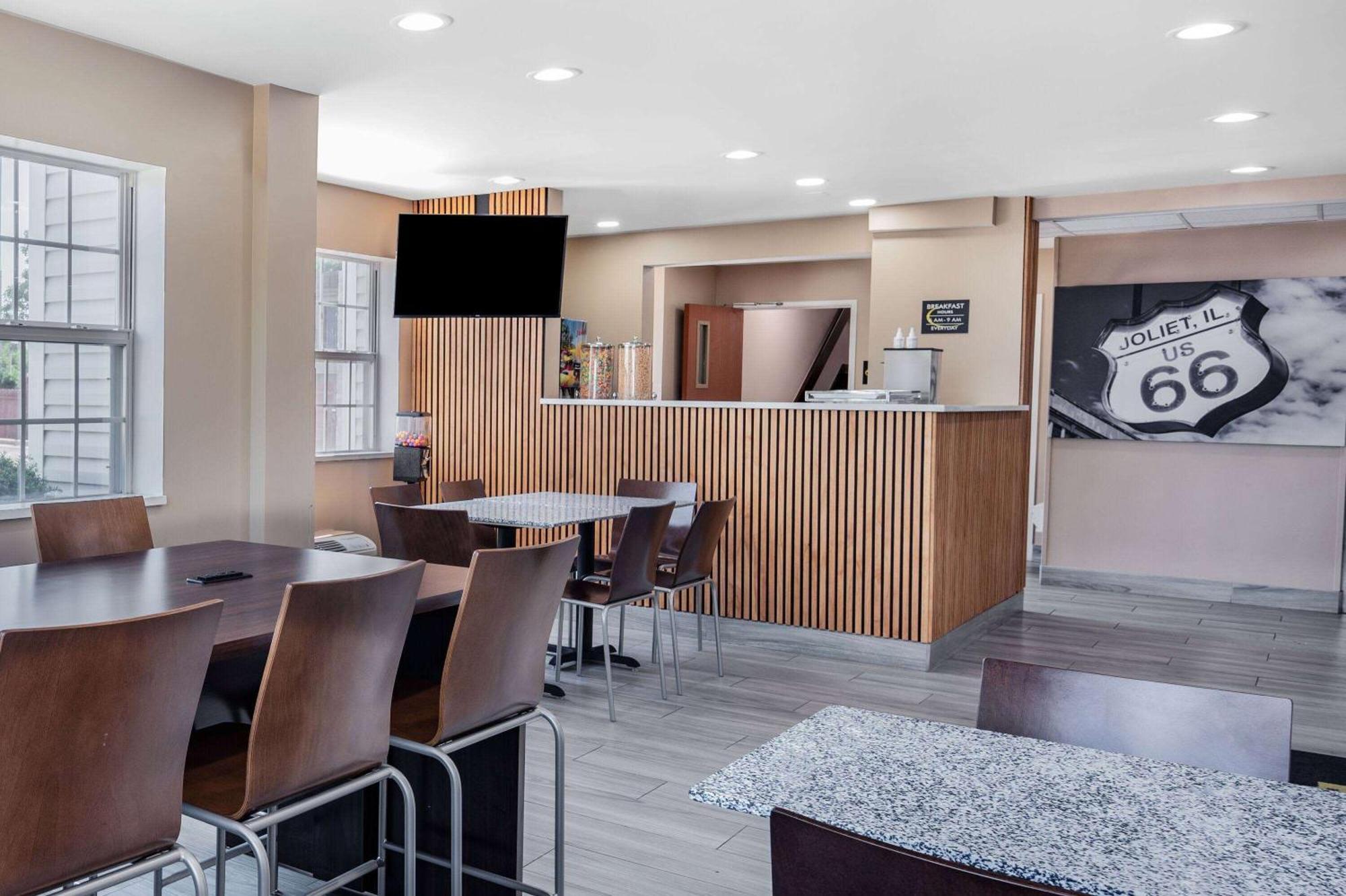 Super 8 By Wyndham Joliet Hotel Bagian luar foto