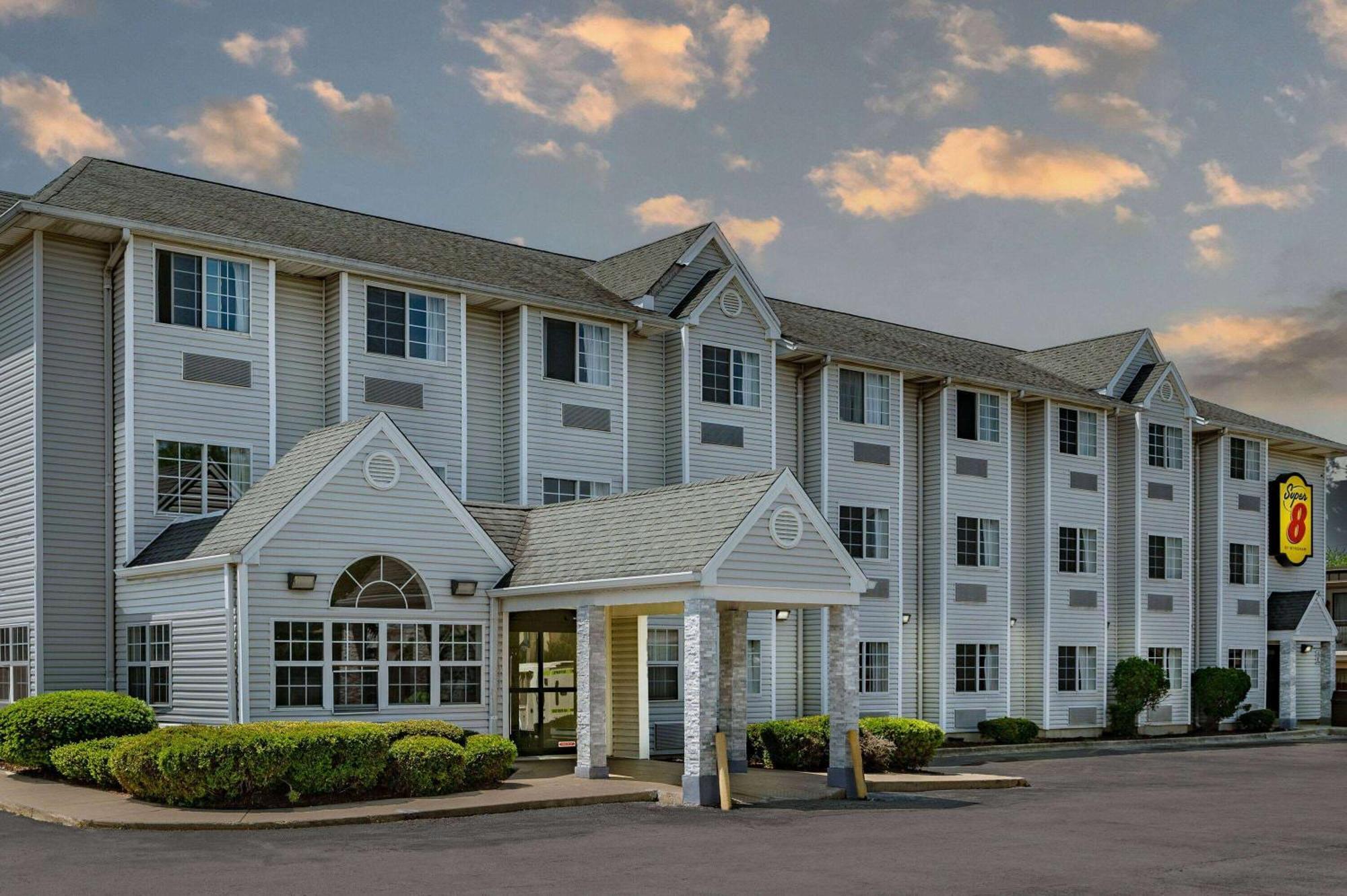 Super 8 By Wyndham Joliet Hotel Bagian luar foto