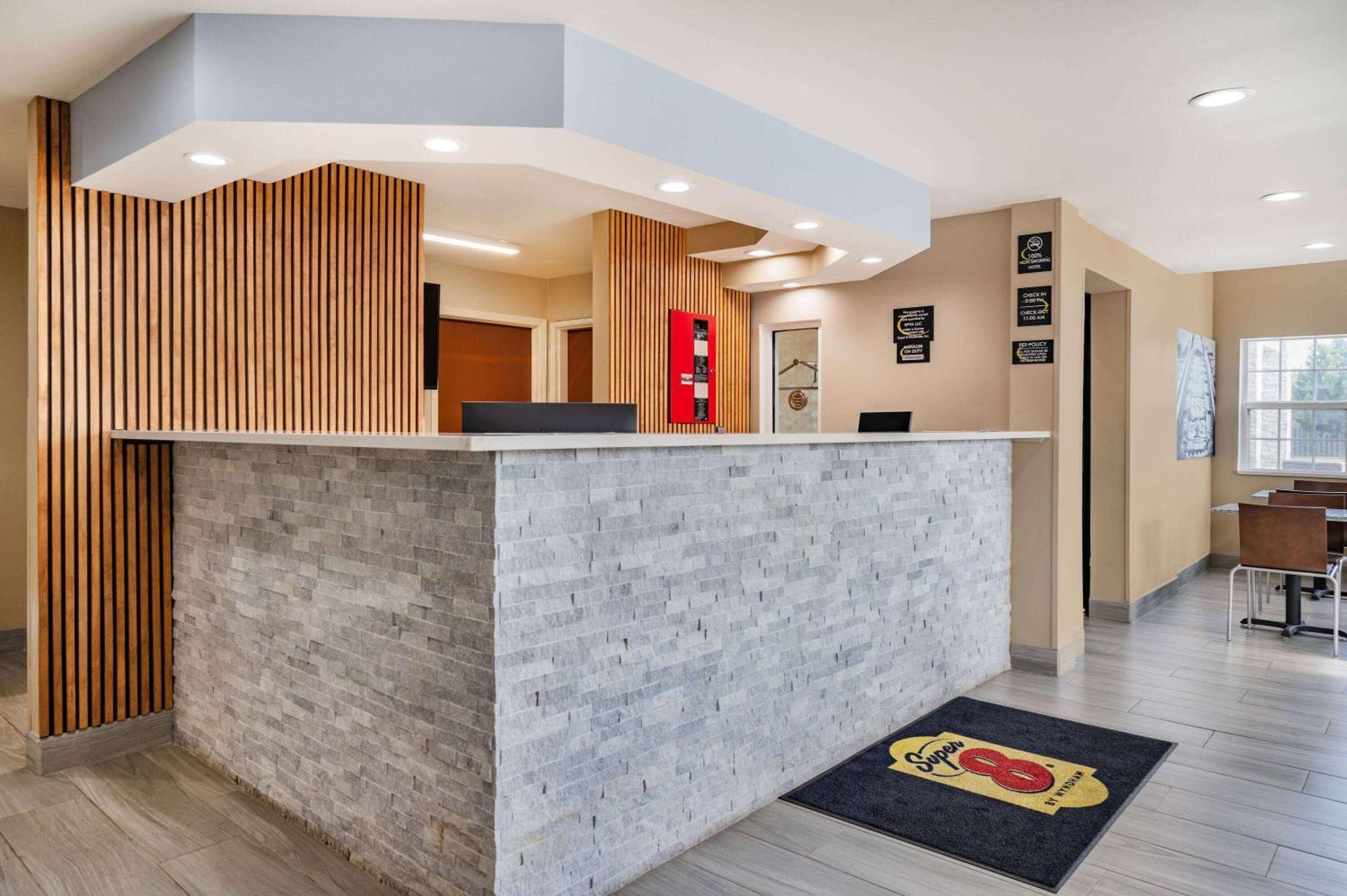 Super 8 By Wyndham Joliet Hotel Bagian luar foto