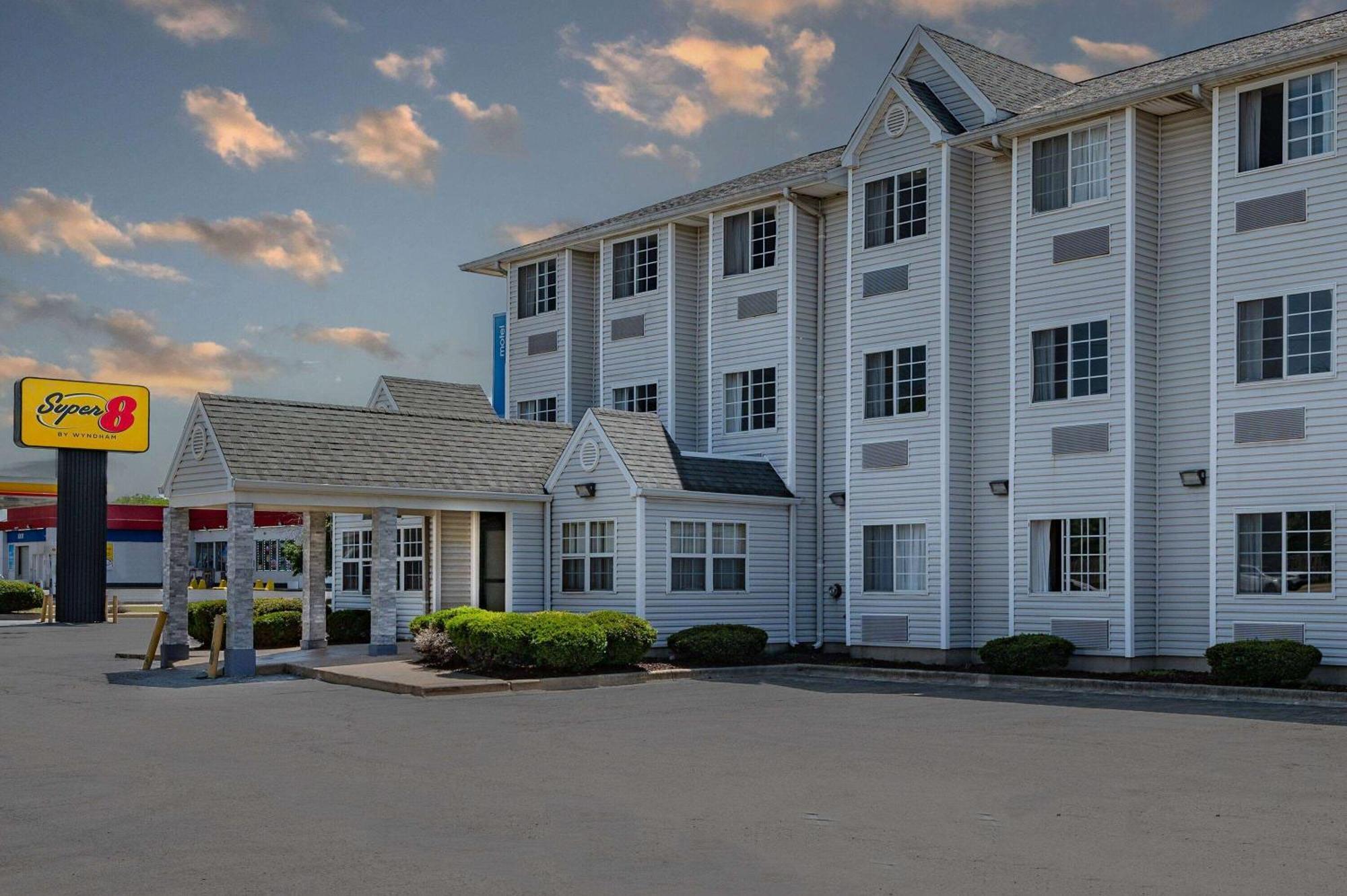 Super 8 By Wyndham Joliet Hotel Bagian luar foto